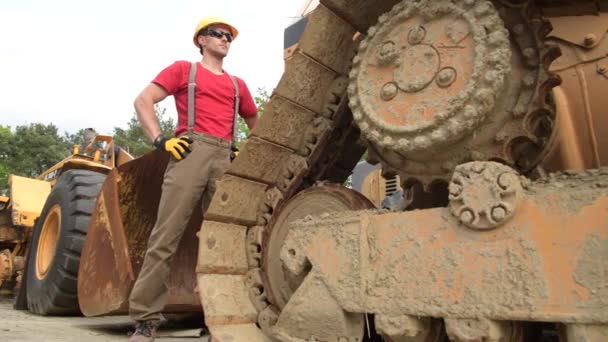 Construction Opérateur d'équipement lourd dans la trentaine Rester entre les machines . — Video