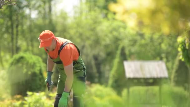 Professionell Trädgårdsskötsel. Kaukasiska trädgårds arbetare porträtt. — Stockvideo