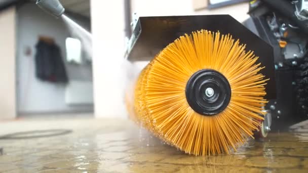 Slow Motion footage van mannen reinigen van zijn Power Brush met behulp van hogedrukreiniger. — Stockvideo