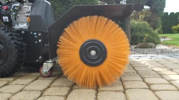 Benzinli Güç Fırçası Ekipmanları Kullanılarak Tuğla Döşeli Driveway Temizleme — Stok video