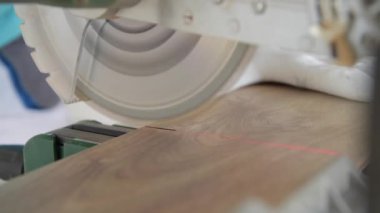 Dairesel Portatif Testere Kullanarak Ahşap Zemin Paneli Kesme.