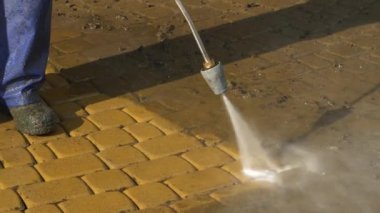 Backyard Garden'da Basınçlı Yıkama Temizliği. Yüksek Basınçlı Su Tuğla Yıkama.