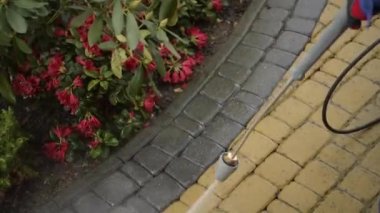 Güçlü Basınç Yıkıntı ile Bahçe Temizleme İşleri. Temizleme Cobble Taş Yol Elemanı