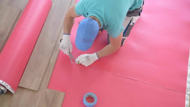 Instalador Painéis Piso Madeira Caucasiano Remodelação Trabalhador Seus Anos Instalando — Vídeo de Stock