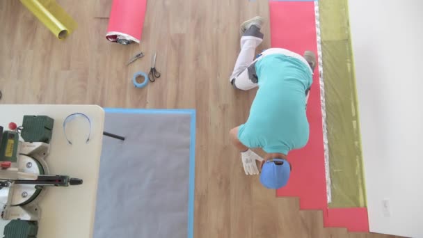 En bois comme des panneaux de plancher stratifié Installation par installateur caucasien professionnel . — Video