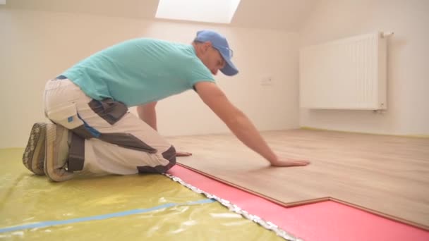 プロのインストーラによって取付け新しいハードウッドの床パネル。ホームインテリアリフォーム。建設業. — ストック動画