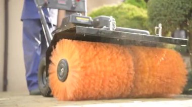 Benzinli Güç Fırça Sıtkı Ekipmanları Kullanılarak Konut Tuğla Kaldırım Temizleme