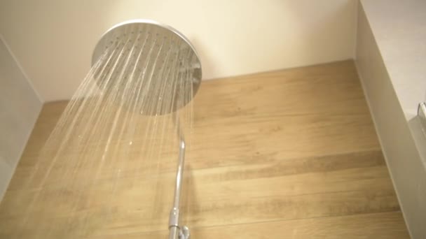 Banheiro chuveiro cabine correndo água quente Closeup vídeo — Vídeo de Stock