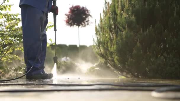 Limpieza del pavimento de ladrillo en un jardín con lavadora de energía . — Vídeos de Stock