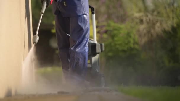 Lavagem de Pressão. Tijolos de limpeza Estrada e caminhos do jardim . — Vídeo de Stock