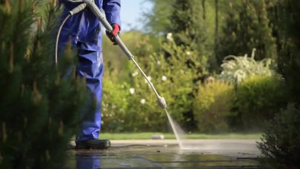 Caucasian Men and the Spring Maintenance (en inglés). Lavado de presión de la calzada .Cobble por el trabajador caucásico . — Vídeos de Stock