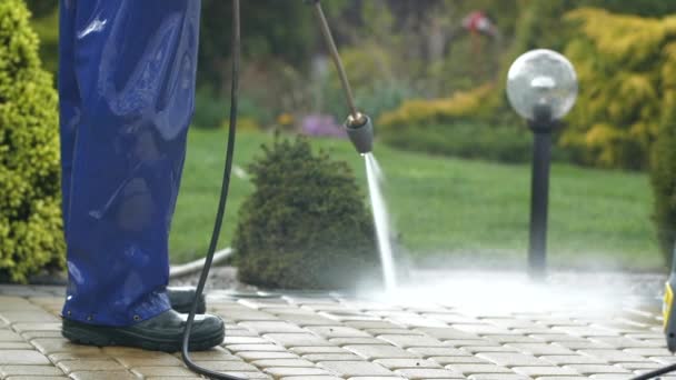 Slow motion beelden van mannen wassen tuinpaden met behulp van Power Washer. — Stockvideo