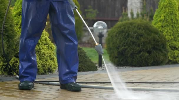 Imágenes en cámara lenta de hombres que usan una lavadora a presión para la limpieza de la entrada. Lavado de ladrillo de agua a alta presión . — Vídeos de Stock