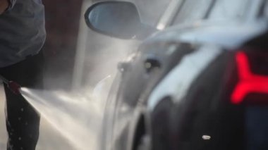 Beyaz erkek araba yıkama Closeup fotoğraf araç Temizleme. Otomotiv Tema.
