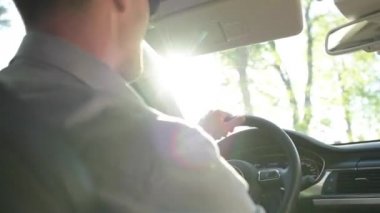 Erkekler direksiyonuna. Modern araç beyaz erkekler. Otomotiv Tema.