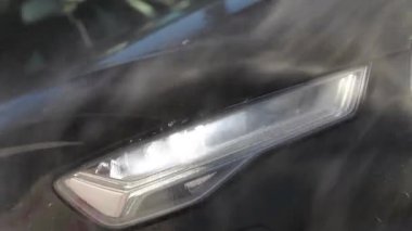 Oto Yıkama Aracı El ile Yüksek Basınçlı Hortum Kullanımı.