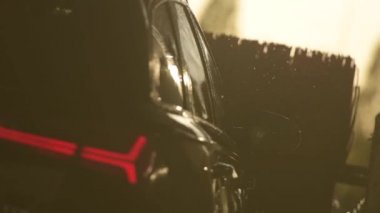 Otomotiv Sanayi araba yıkama tekerlek fırça Closeup yıkama.