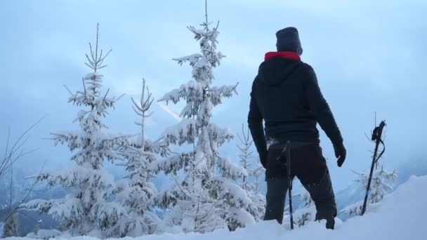 Homens Caucasianos Anos Uma Trilha Montanha Tempo Inverno — Vídeo de Stock