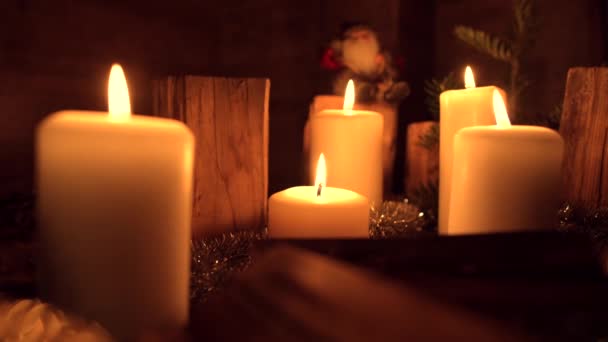节日燃烧蜡烛装饰与木制元素 — 图库视频影像