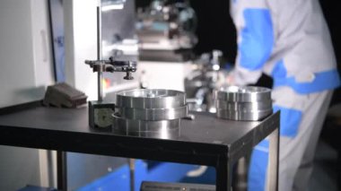 Metal Torna Makinesi ile Metal İşleme Nihai Ürünleri. Metal İşçiliği Sanayi Teması. Hafif Hareket ile 4k Görüntüleri