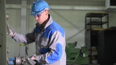 Kafkas Metal İşleme Torna Operatörü 30'lu Yaşlarında Makine Malzeme İşleme Sırasında. Hafif Hareket ile 4k Görüntüleri