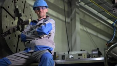 Metal İşleme Sanayi Mühendisi Portre. Hareket ile 4k Görüntüleri. Kafkas Cnc Operatörü.