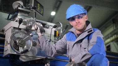 Onun Metal İşleme Makinesi ile Torna Operatörü. Hareket ile 4k Görüntüleri.