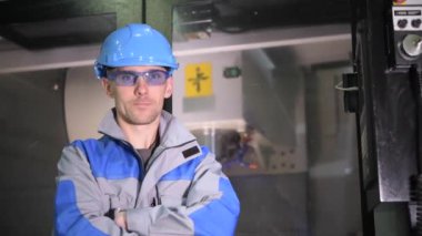 Cnc Elektronik Metal Torna Mühendisi Operatörü Makine Nin Önünde.