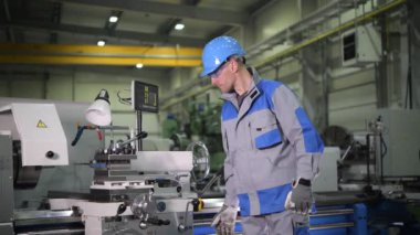 Metal İşleme ve Metal İşleri Sanayi İşletme Sahibi. Mühendis Portre. 4k Görüntüleri