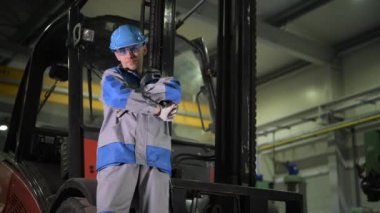 Kafkas Forklift Operatörü Forlif Önünde 30'lu yaşlarında.