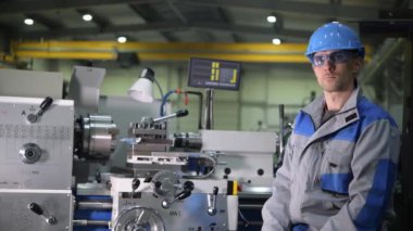 Metal İşleme İşçisi Portresi. Metal Torna Önünde İşçi Oturma. Endüstriyel Tema