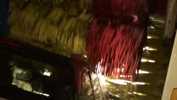 自動ブラシ車ワシントン州の洗車のクローズ アップ — ストック動画