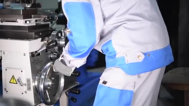Επαγγελματικός χειριστής σαπουνάδα στην εργασία. Καυκάσιος μεταλλουργός επεξεργασίας μηχανών. Βίντεο 4K. — Αρχείο Βίντεο