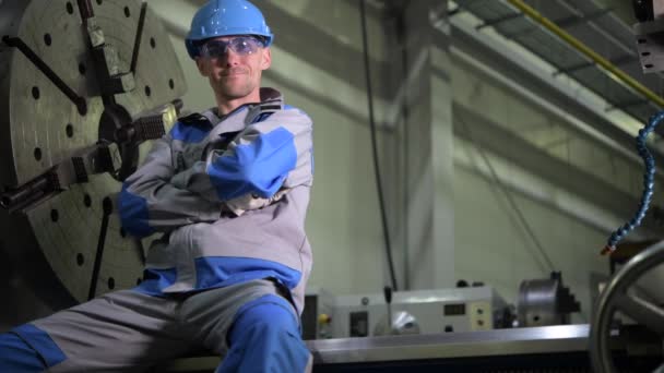 Retrato del ingeniero de la industria de procesamiento de metales. Filmación 4K con movimiento. Operador CNC caucásico . — Vídeos de Stock