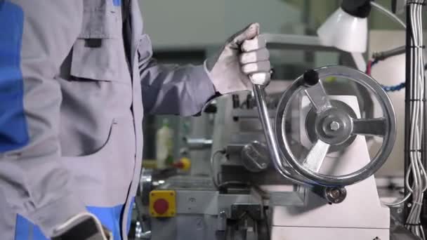Metallbearbeitungsdrehmaschine im Einsatz. Dreher in Aktion. 4k Filmmaterial mit leichter Bewegung — Stockvideo