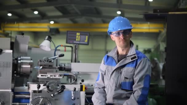 Engenheiro de processamento de metal caucasiano satisfeito na frente da máquina de torno de metal na linha de produção — Vídeo de Stock