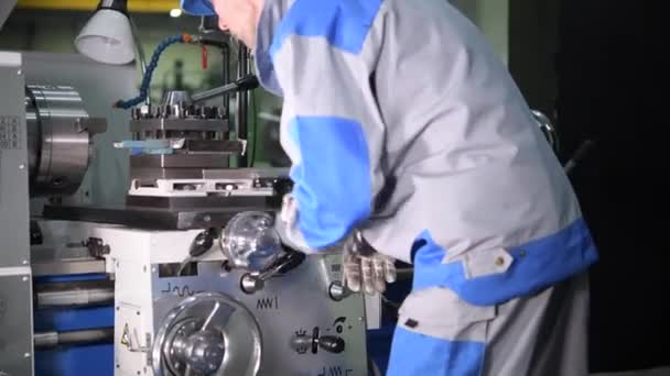 Lavorazione dei metalli Ingegnere Lavorare sulla macchina tornio metallo. Lavoratore caucasico sulla trentina . — Video Stock