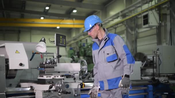Metallverarbeitung und Metallverarbeitung Industrieunternehmer. Ingenieur-Porträt. 4k Filmmaterial — Stockvideo