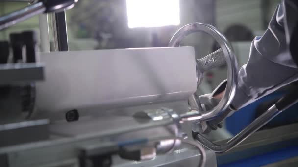 Metaalbewerking draaibank metalen close-up video. Draaibank in actie — Stockvideo