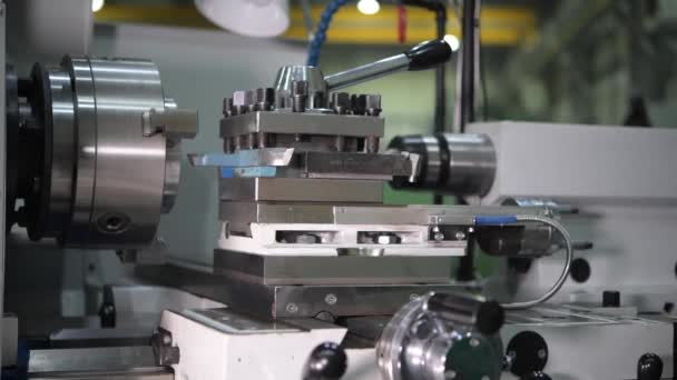 Ingenieur, der an einer Metalldrehbank arbeitet. Nahaufnahme 4k Video mit leichter Bewegung — Stockvideo