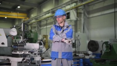 Metal Torna Makinesi Önünde Memnun Kafkas Üretim Hattı İşçisi