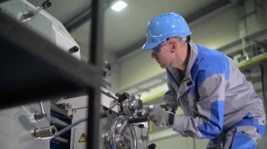 Metal İşleme Torna Operatörü hafif hareket ile 4k Görüntüleri