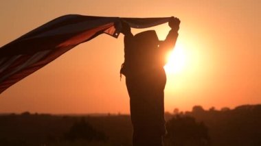 4 Temmuz Bağımsızlık Günü Gün Batımında Bayrakla Koşan Kafkas Amerikan Kovboy Vatanseverin Yavaş Çekim Görüntüleri.