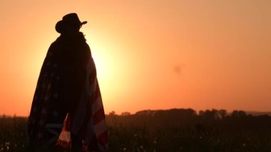 Batı Giyim Beyaz Erkekler Elinde Amerika Birleşik Devletleri Bayrağı ile. Doğal Gün Batımı. Yavaş Çekim Görüntüleri