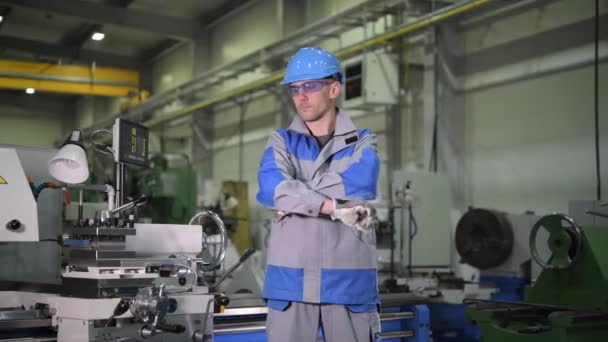 Lavoratore caucasico soddisfatto della linea di produzione davanti alla macchina del tornio del metallo — Video Stock