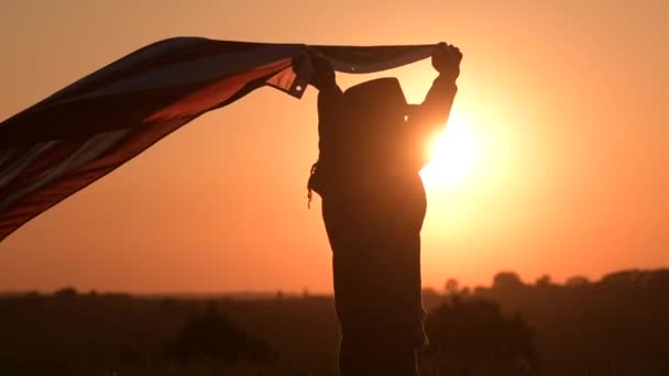 7月4日の独立記念日の日没の間に旗で走る白人アメリカ人カウボーイ愛国者のスローモーション映像. — ストック動画