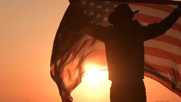 スローモーションでアメリカの旗を持つ白人カウボーイ — ストック動画