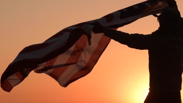 Patriota americano con bandiera USA durante il tramonto scenico — Video Stock