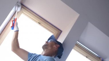 Boya Fırçası Boyama Daire Odası ile Kafkas İnşaat İşçisi. Yavaş Çekim Görüntüleri