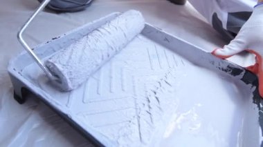 Oda ressam iş. Onun iş için hazırlanıyor Roller boyama ile beyaz işçi.